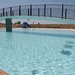 Cozy Flat In A With Swimming Pool דירה *