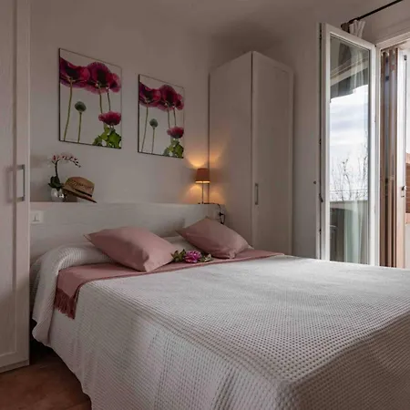 Apartman Cozy Flat In A With Swimming Pool