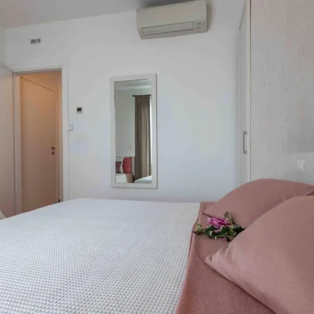 Cozy Flat In A With Swimming Pool Apartman