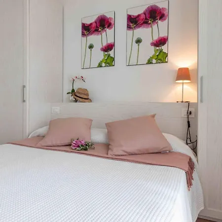 Cozy Flat In A With Swimming Pool Apartman *