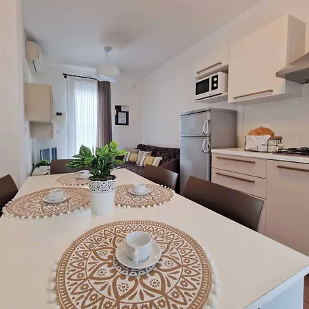Cozy Flat In A With Swimming Pool Daire Bibione